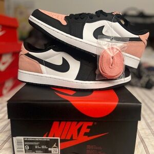 Nike Air Jordan 1 Low bleached coral size 9 Brandnew